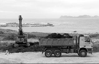 La maquinaria se encuentra ya en los terrenos de Cabo Silleiro. / carlos PEREIRA