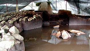 Las inundaciones han provocado la desaparición de las huellas de Dombate Pequeno. Al fondo, el dolmen grande