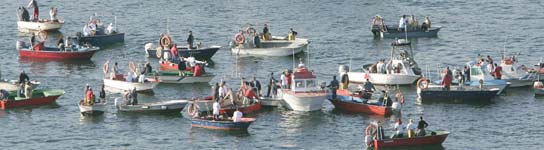 Varias embarcaciones de mariscadores formaban una barrera para impedir el acceso a un buque gasero a la ra de Ferrol hace tres meses. (EFE)