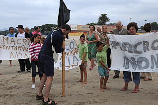 Uno de los ecologistas instaló una bandera negra en la desembocadura del Lagares. J. A. Rodriguez