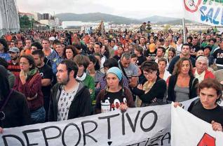 Los manifestantes portaban pancartas a su paso por el Concello de Cangas. Carmen Gimnez