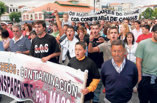 Un momento de la manifestacin que el pasado sbado recorri las calles del centro de Cangas. C.G.