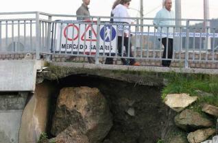 El puente de A Ladeira, balizado tras el desprendimiento. C. Pereira