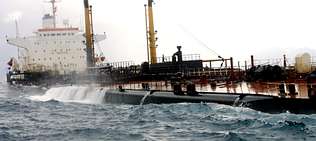 Imaxe do petroleiro «Prestige» cando foi remolcado mar dentro tras o seu accidente fronte a Galicia o 13 de novembro do 2002
