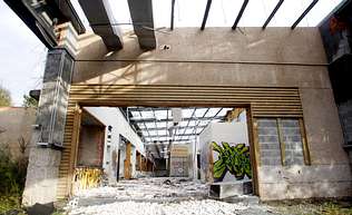 Ruinas sen estrear no Porrio. Un aula creada no 2002 para interpretar o espazo natural das Gndaras, no Porrio, s conta xa coa sa estrutura exterior tras ser saqueada.
