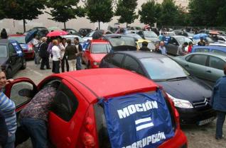 Cientos de coches participaron ayer en la marcha rodada de protesta. Carlos Pereira